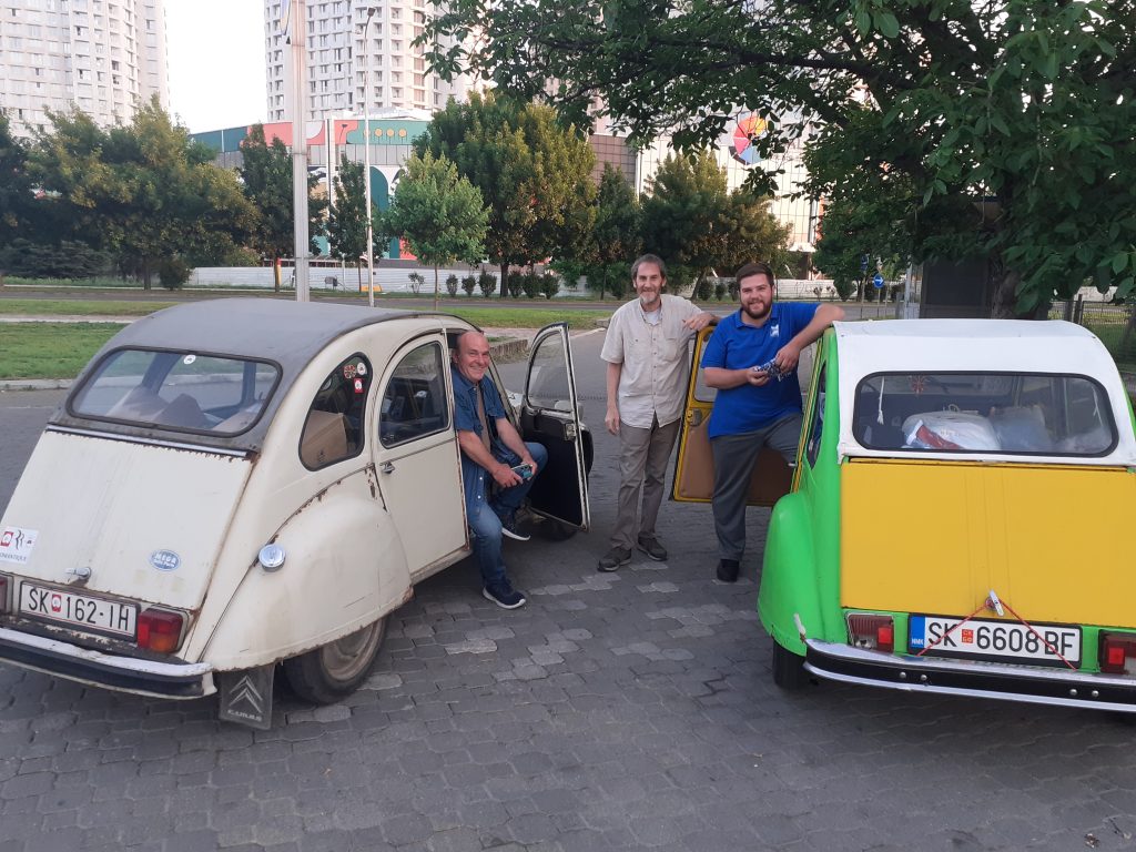 2cv crew members